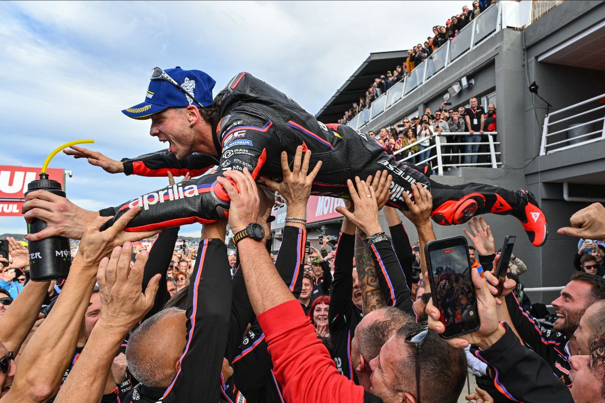 2025年MotoGP收官站瓦伦西亚大奖赛正赛：阿普利亚包揽冠亚军，贝泽奇赛季三连胜收官