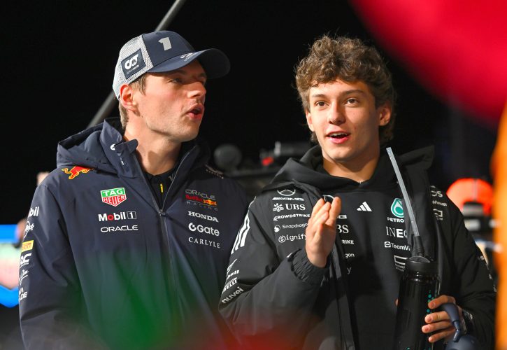 四冠王低调护航新生代获赞