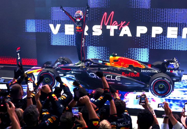 2025年F1第23站卡塔尔大奖赛正赛：维斯塔潘夺冠缩小争冠差距，迈凯伦策略失误痛失好局