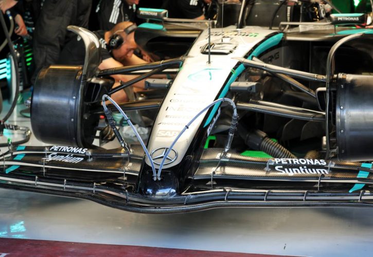 梅赛德斯测试2026款原型前翼，率先曝光主动空力技术