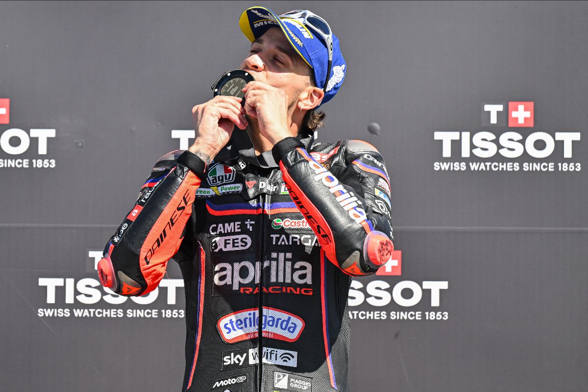 2025年MotoGP第19站澳大利亚大奖赛冲刺赛:贝泽奇逆袭费尔南德斯夺冠,阿科斯塔力压米勒登领奖台